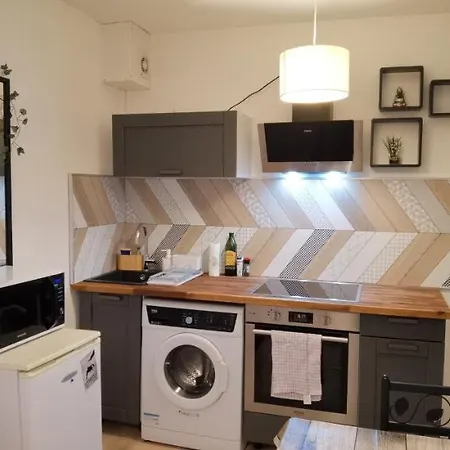 T2 Proche Chateau, Gare, Uco, Parking Prive Gratuit * Анже